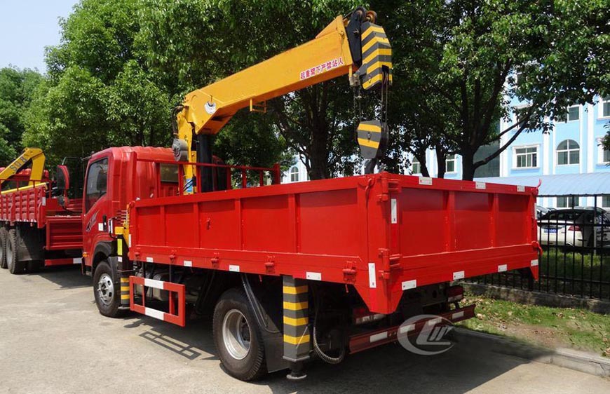 重汽王牌3.2噸藍(lán)牌隨車(chē)吊